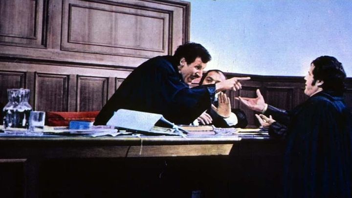 Una scena tratta dal film Riuscirà l'avvocato Franco Benenato a sconfiggere il suo acerrimo nemico il pretore Ciccio De Ingras?