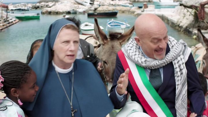 Una scena tratta dal film Non c'è più religione