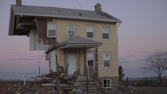 Una scena tratta dal film Dopo l'uragano