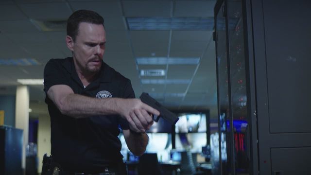 Una scena tratta dal film Wire Room - Sorvegliato speciale