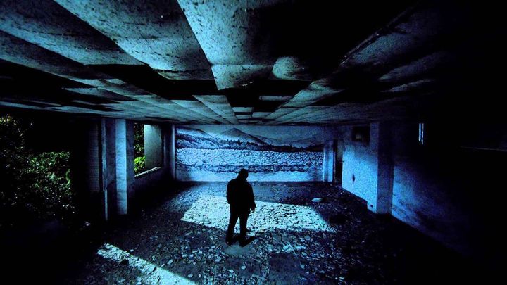 Una scena tratta dal film Stray Dogs