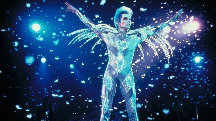 Una scena tratta dal film Velvet Goldmine