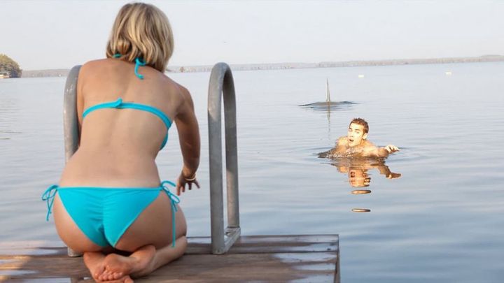 Una scena tratta dal film Shark Night - Il lago del terrore