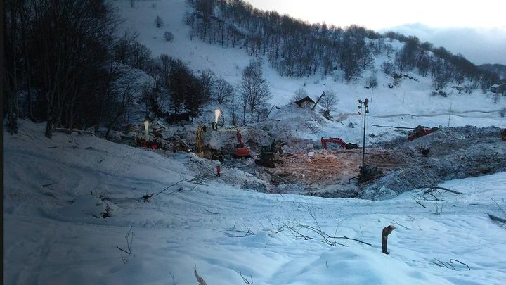 Una scena tratta dal film Rigopiano: voci dal gelo