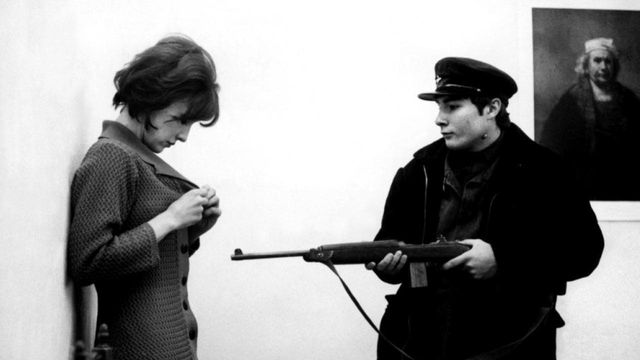Una scena tratta dal film Les Carabiniers