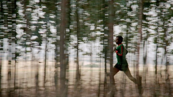 Una scena tratta dal film L'atleta. Abebe Bikila