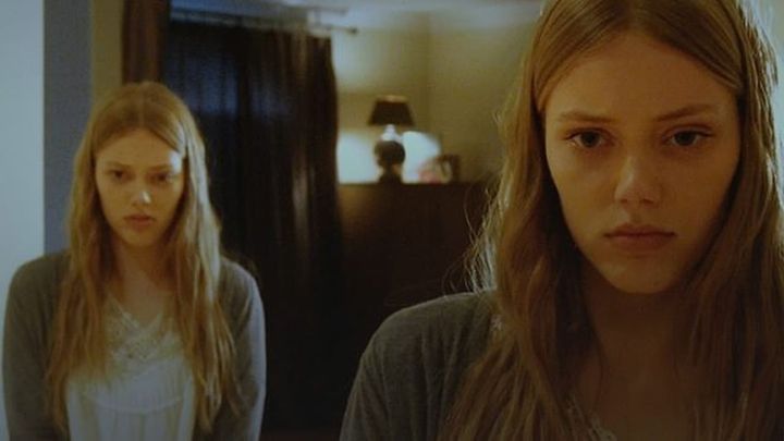 Una scena tratta dal film Cattive gemelle