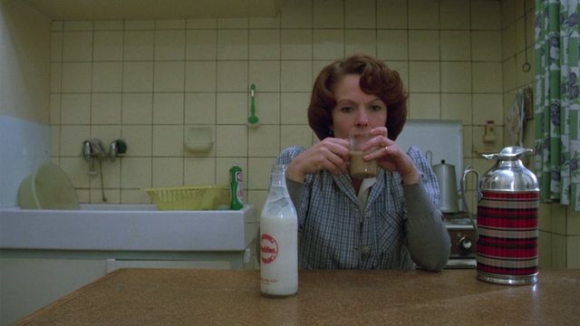 Una scena tratta dal film Jeanne Dielman, 23, quai du commerce, 1080 Bruxelles