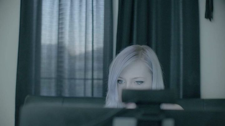 Una scena tratta dal film Cam Girlz