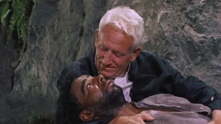 Una scena tratta dal film Il diavolo alle 4