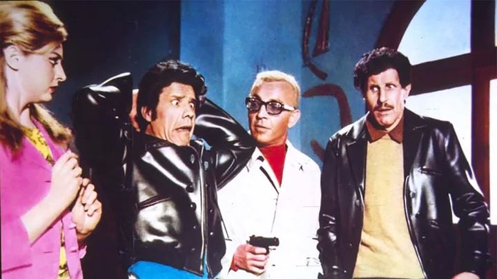 Una scena tratta dal film Il lungo, il corto, il gatto