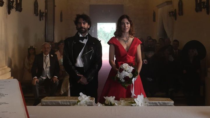 Una scena tratta dal film Sposa in rosso