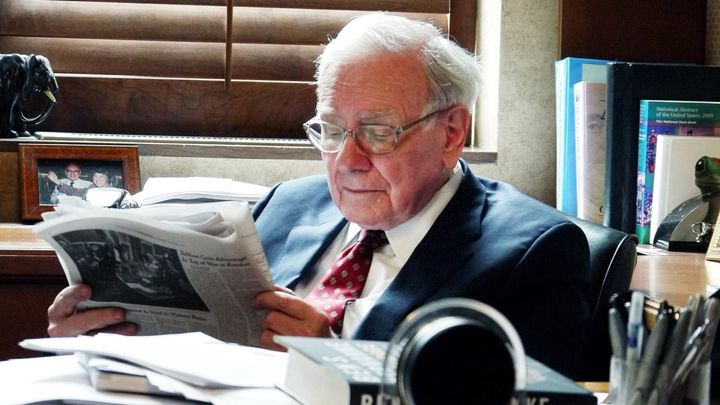 Una scena tratta dal film Becoming Warren Buffett