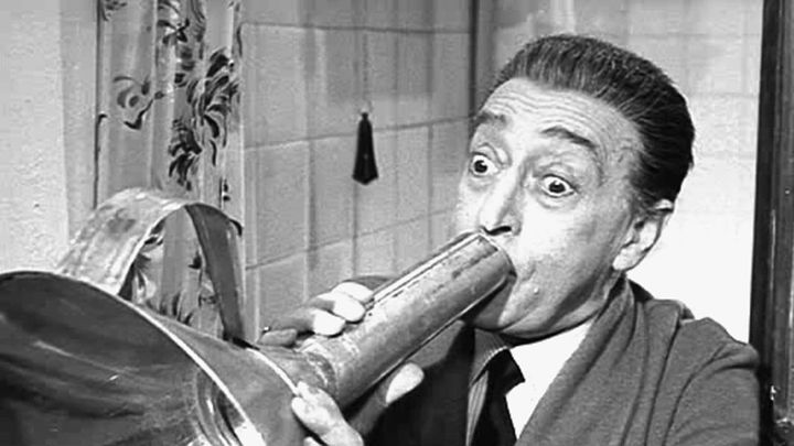 Una scena tratta dal film Gli Onorevoli