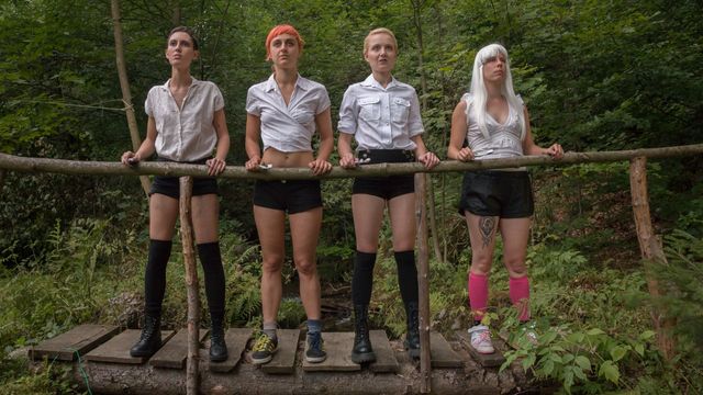 Una scena tratta dal film Die traurigen Mädchen aus den Bergen