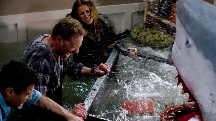 Una scena tratta dal film Sharknado