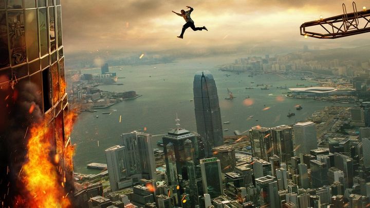 Una scena tratta dal film Skyscraper