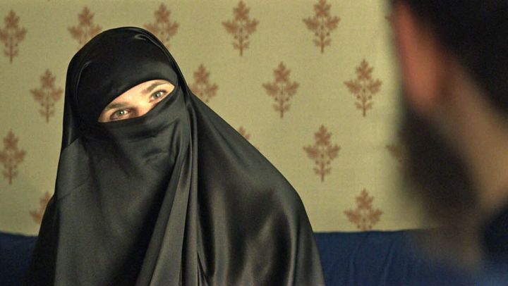 Una scena tratta dal film Due sotto il burqa