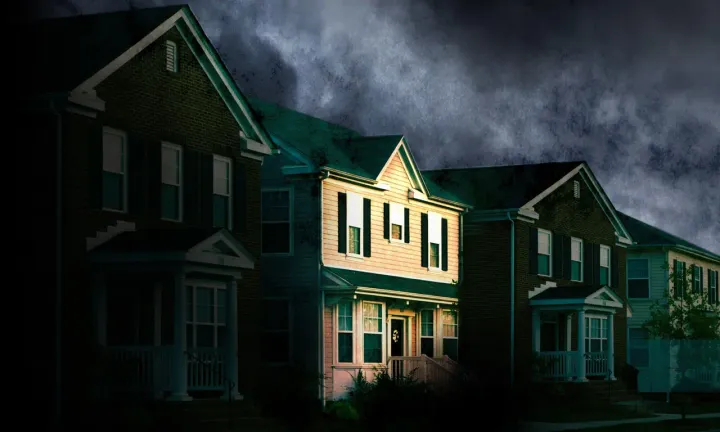 Una scena tratta dal film Il mistero di Maple Drive