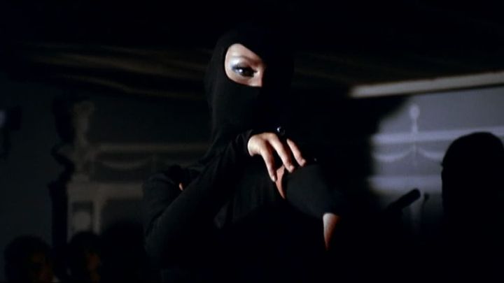 Una scena tratta dal film Satanik