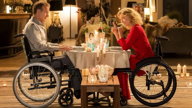 Una scena tratta dal film Tutti in piedi