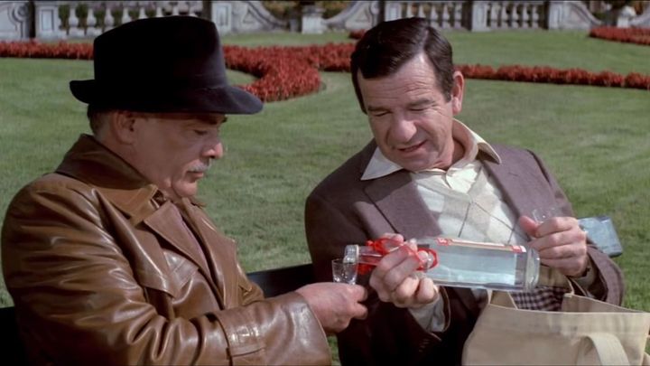 Una scena tratta dal film Due sotto il divano