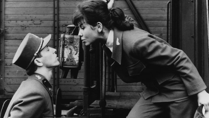 Una scena tratta dal film Treni strettamente sorvegliati