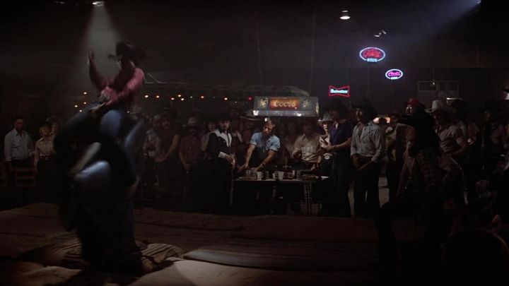 Una scena tratta dal film Urban Cowboy