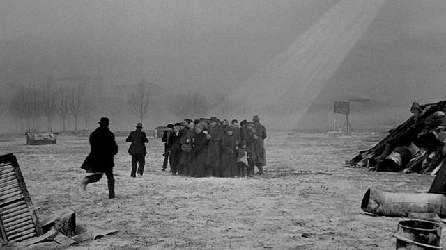 Una scena tratta dal film Miracolo a Milano
