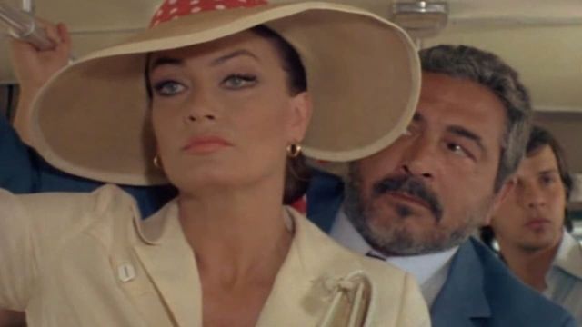 Una scena tratta dal film La liceale al mare con l'amica di papà
