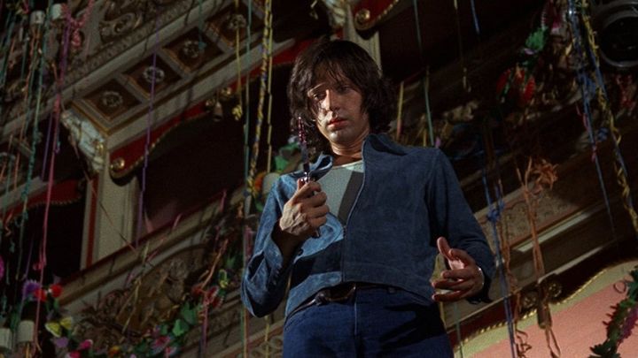 Una scena tratta dal film 4 mosche di velluto grigio