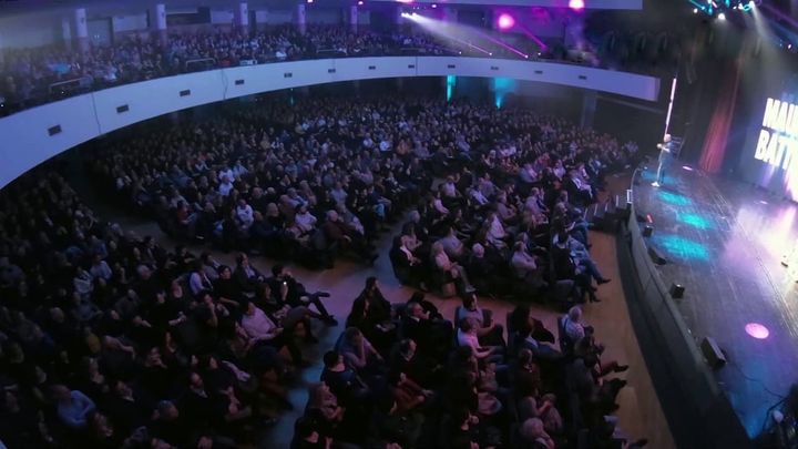 Una scena tratta dal film Maurizio Battista: Papà, perché lo hai fatto?