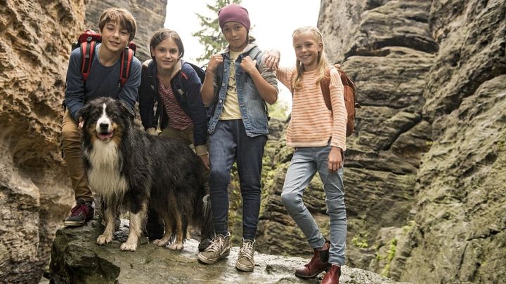 Una scena tratta dal film I fantastici cinque - La valle dei dinosauri