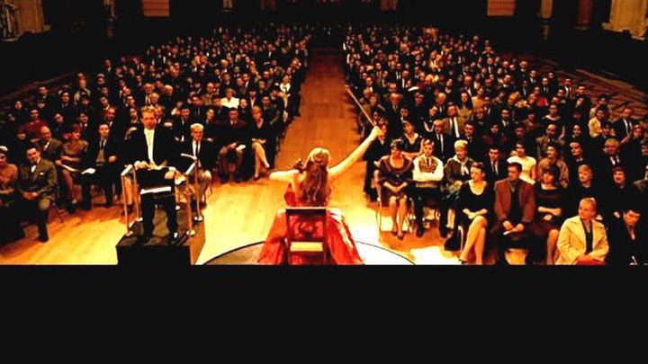 Una scena tratta dal film Hilary and Jackie