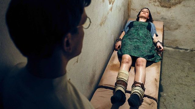 Una scena tratta dal film Paziente 64 - Il giallo dell'isola dimenticata