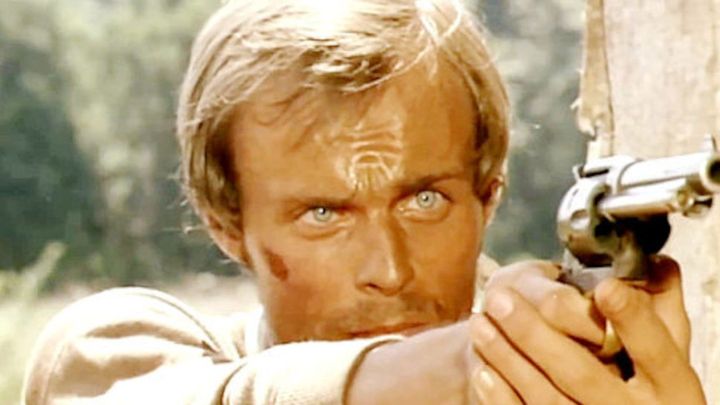 Una scena tratta dal film Con lui cavalca la morte