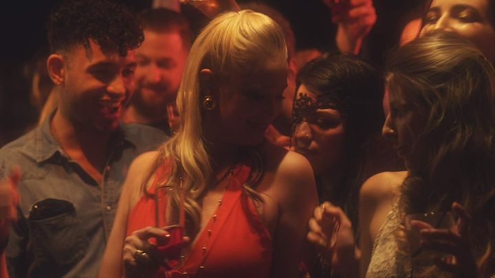 Una scena tratta dal film Killer di matrimoni