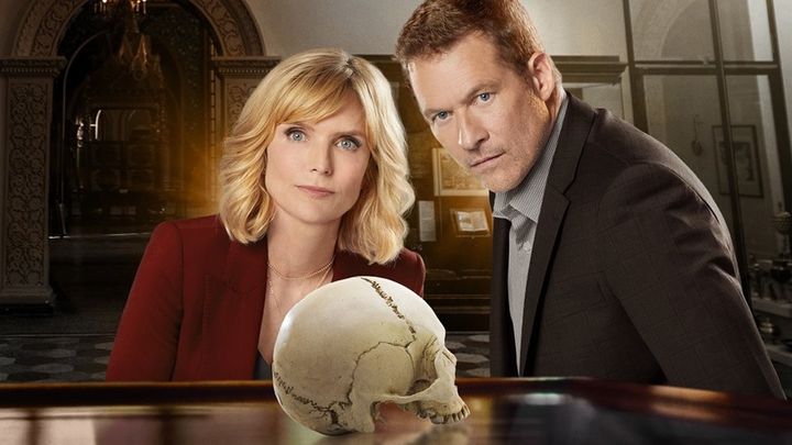 Una scena tratta dal film I misteri di Emma Fielding: Più amara della morte