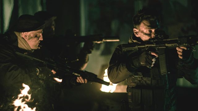 Una scena tratta dal film Hounds of War