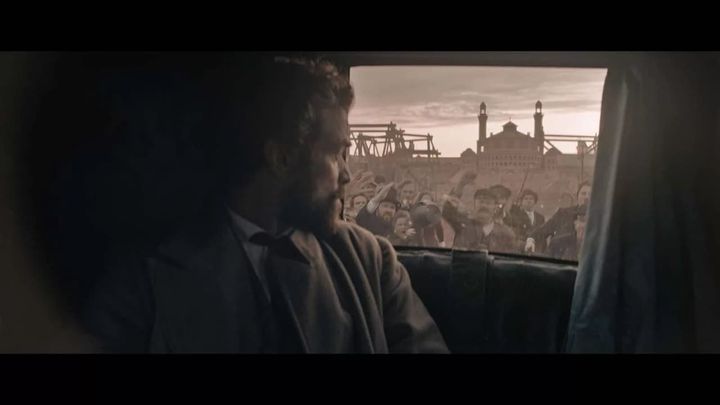 Una scena tratta dal film Eiffel