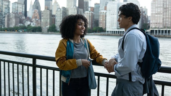 Una scena tratta dal film Il sole è anche una stella