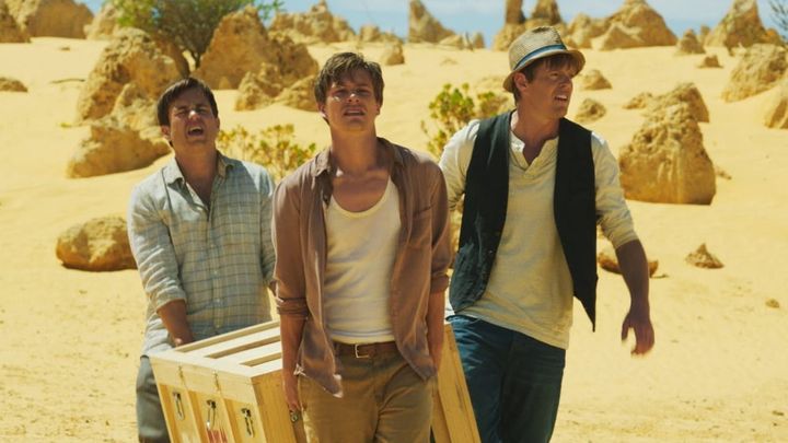 Una scena tratta dal film Tre uomini e una bara