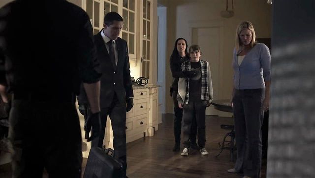 Una scena tratta dal film Assediati in casa