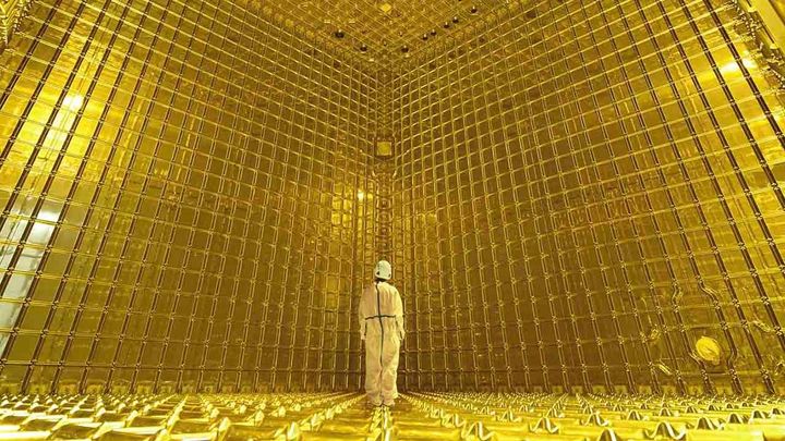 Una scena tratta dal film Almost Nothing - Cern: La Scoperta Del Futuro