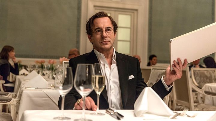 Una scena tratta dal film Allmen e il diamante rosa