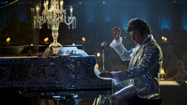 Una scena tratta dal film Dietro i candelabri