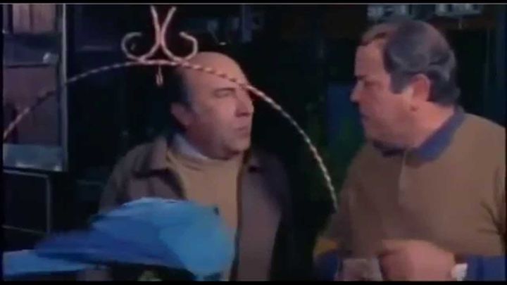 Una scena tratta dal film La sai l'ultima sui matti?