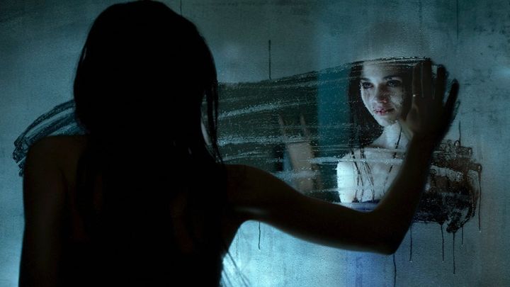 Una scena tratta dal film Look Away - Lo sguardo del male