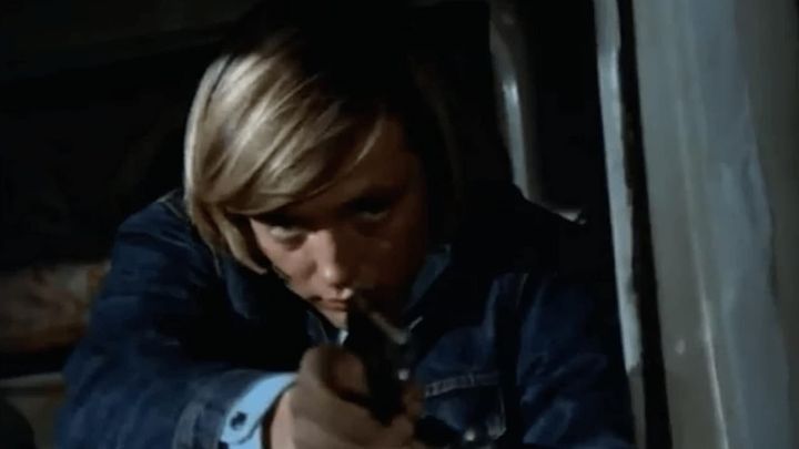 Una scena tratta dal film Un tipo con una faccia strana ti cerca per ucciderti