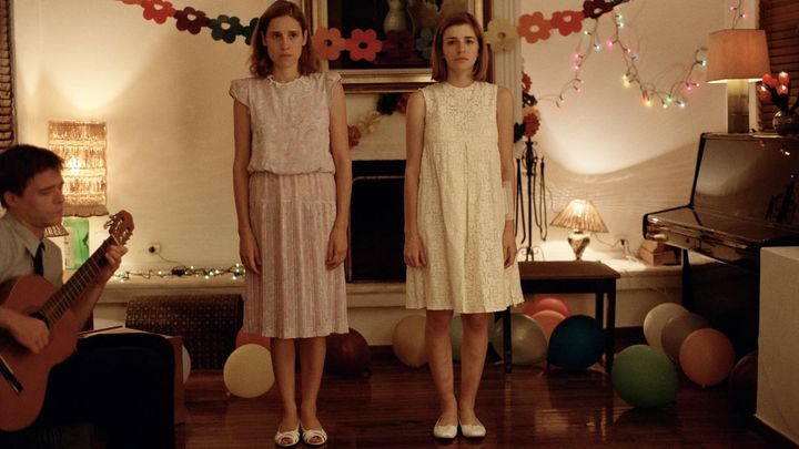 Una scena tratta dal film Dogtooth